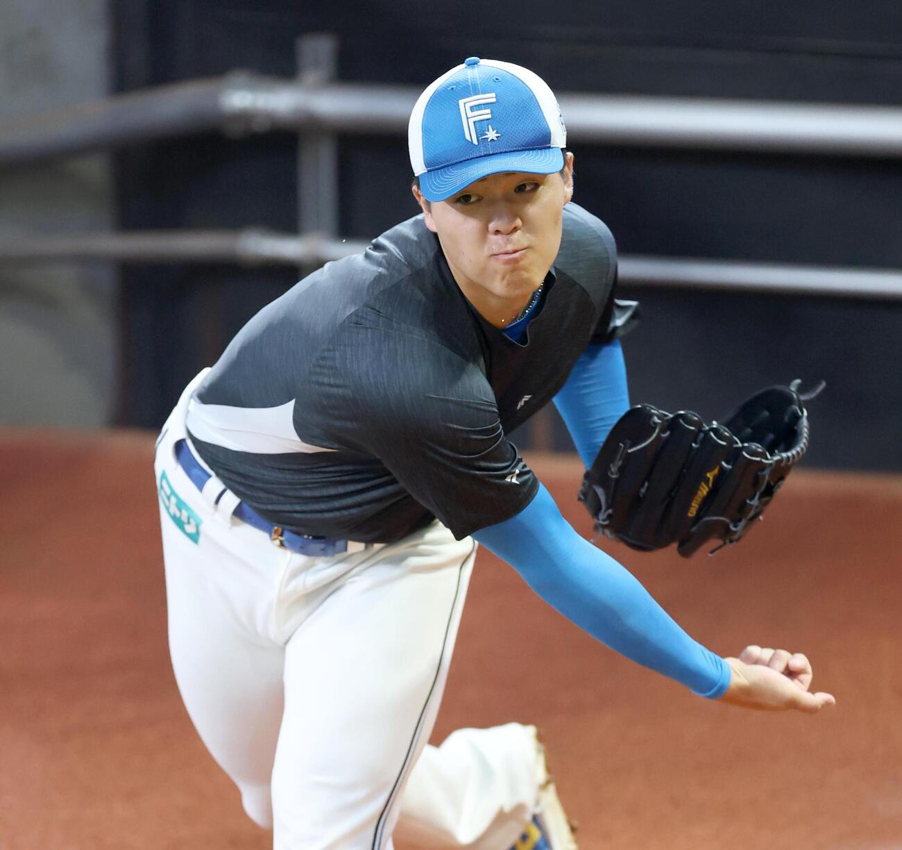 日本ハム対ソフトバンク　ブルペンで投球する柴田獅子（撮影・黒川智章）