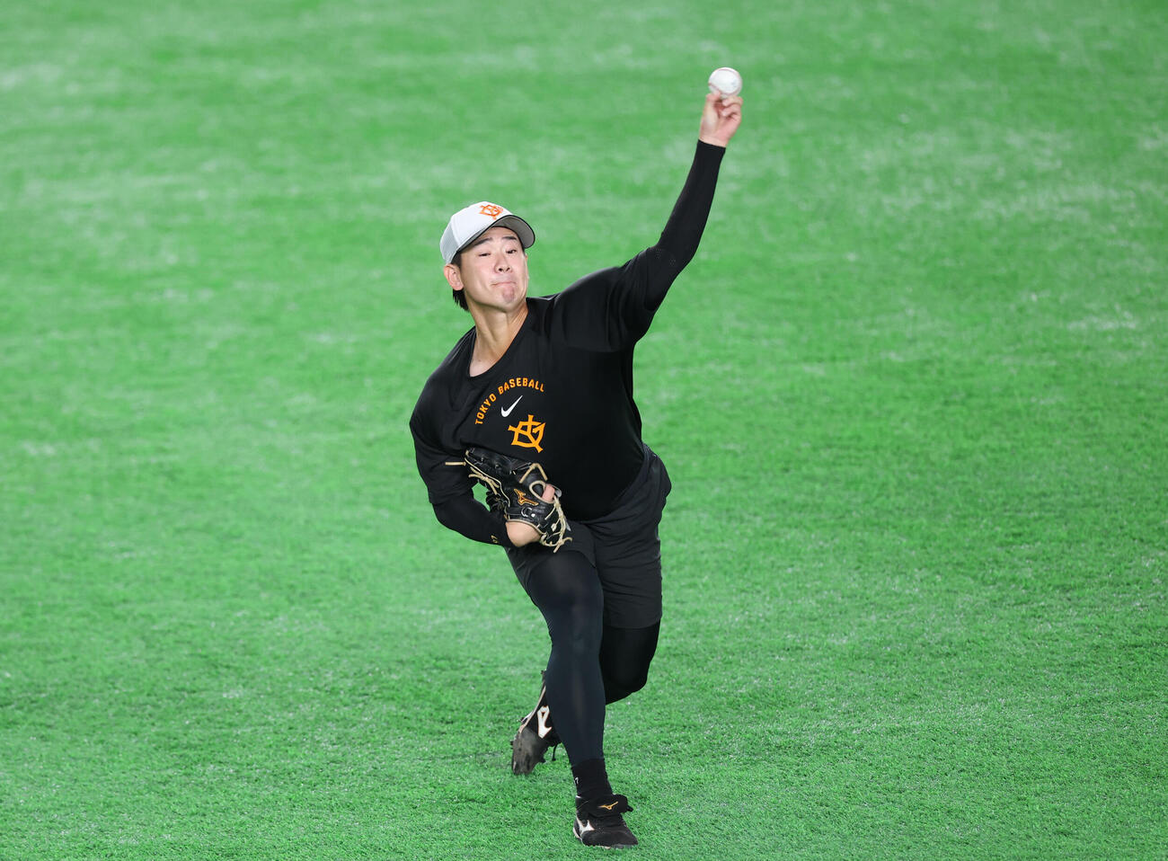 巨人対中日　キャッチボールをする巨人井上温大（撮影・増田悦実）