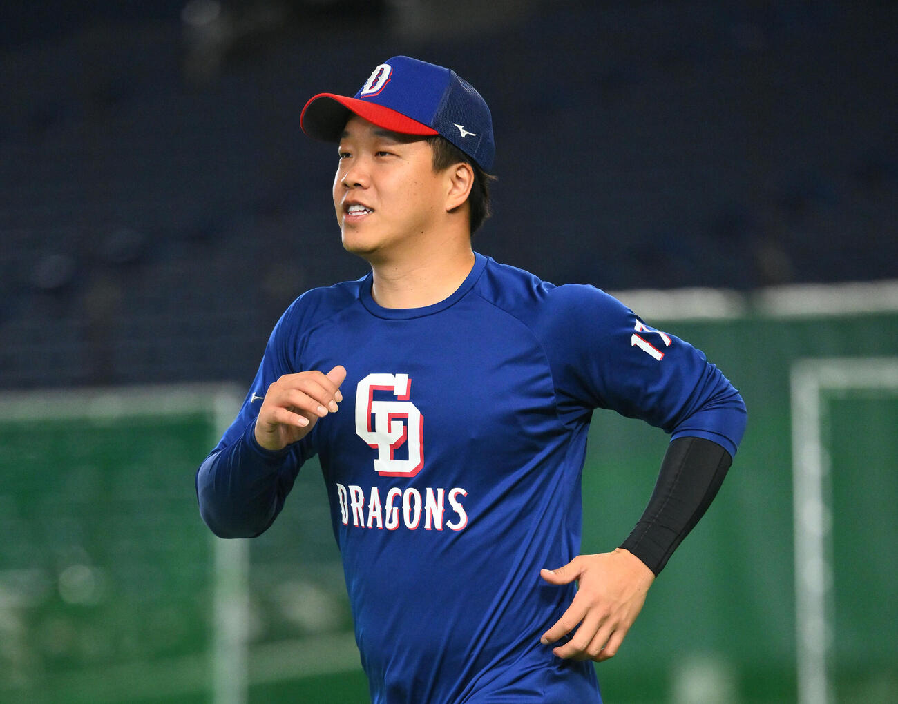 巨人対中日　試合前練習で調整する中日柳裕也（撮影・滝沢徹郎）