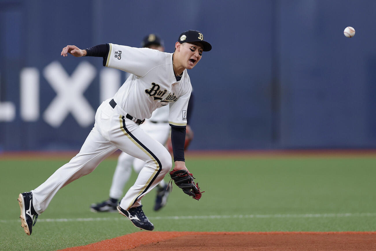 オリックス対西武　6回表西武無死、渡部聖弥の遊ゴロをファンブルする紅林弘太郎（撮影・前田充）