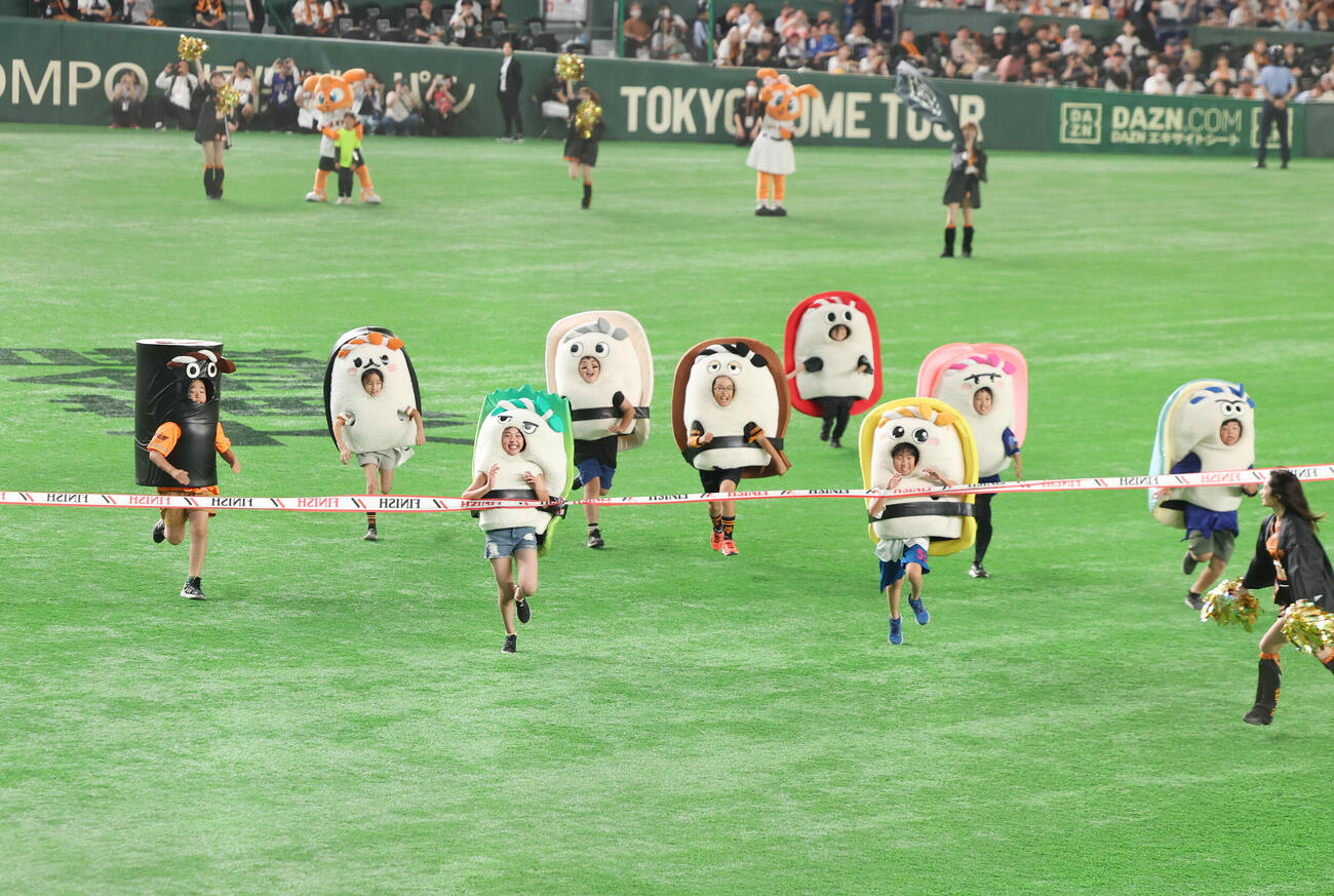 巨人対中日　すしレースは芽ネギが1着（撮影・増田悦実）