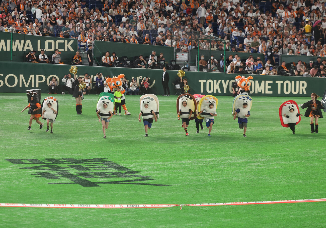 巨人対中日　すしレースは芽ネギが1着（撮影・増田悦実）