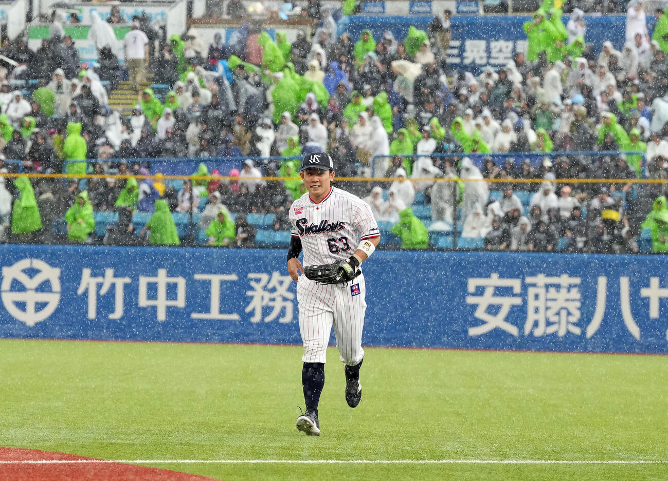 ヤクルト対広島　4回表、降雨のため中断しベンチに戻るヤクルト右翼手増田珠（撮影・たえ見朱実）