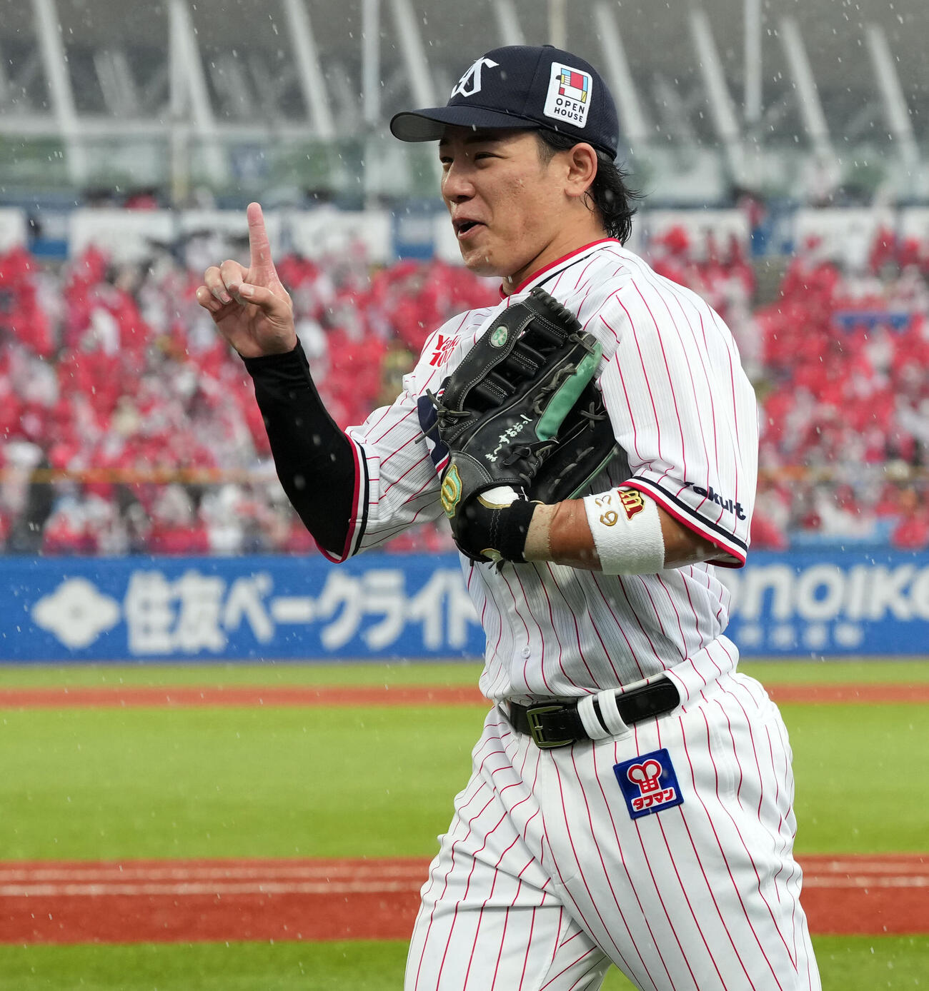 ヤクルト対広島　3回裏に勝ち越しのソロ本塁打を放ったヤクルト増田珠は、降雨のゲーム途中の中断に「まぼろし～」とポーズを作りながらベンチに戻る（撮影・たえ見朱実）