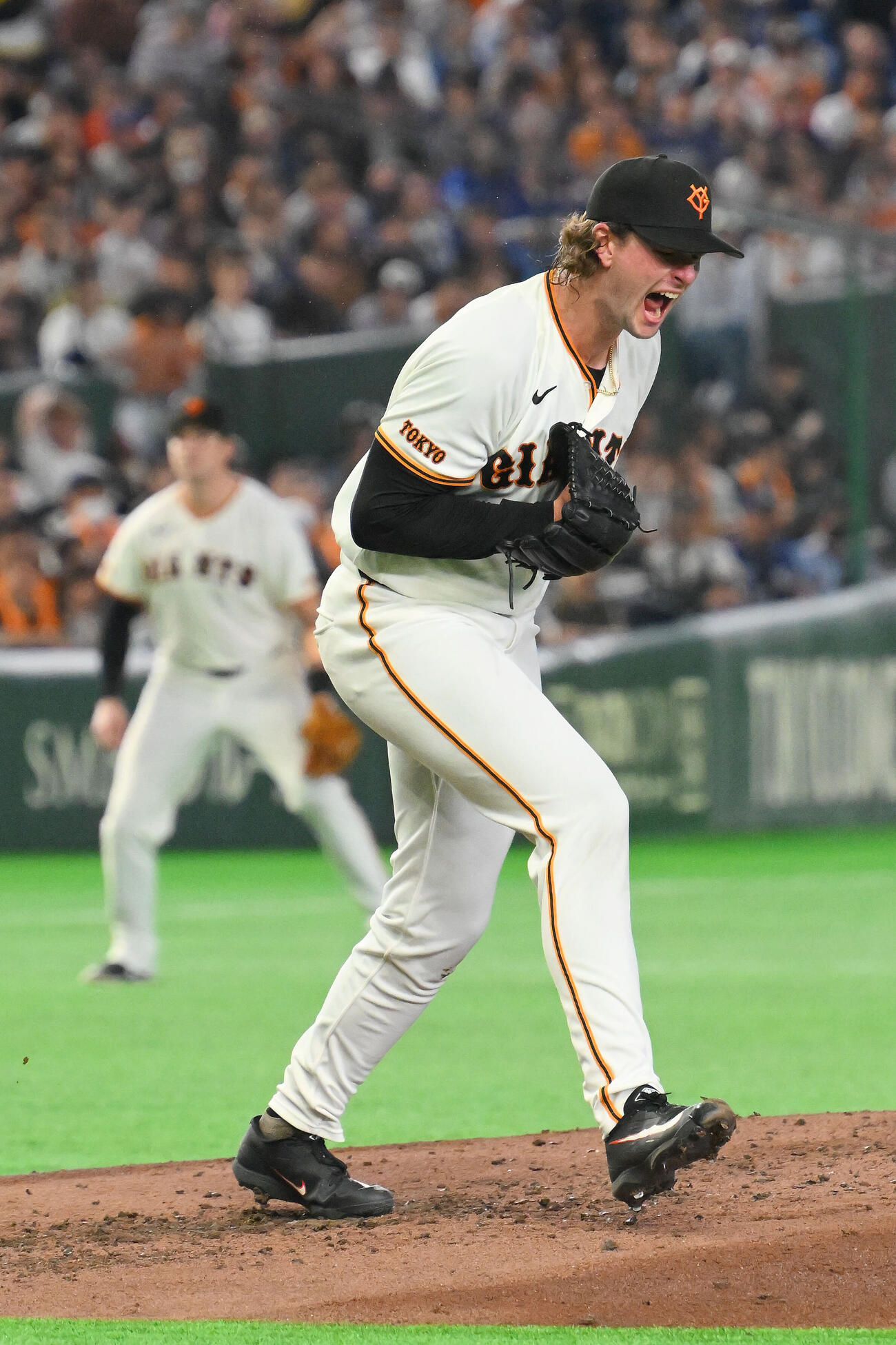 巨人対中日　4回表中日2死二塁、細川成也を空振り三振に仕留め雄たけびを上げるフォレスト・ウィットリー（撮影・滝沢徹郎）