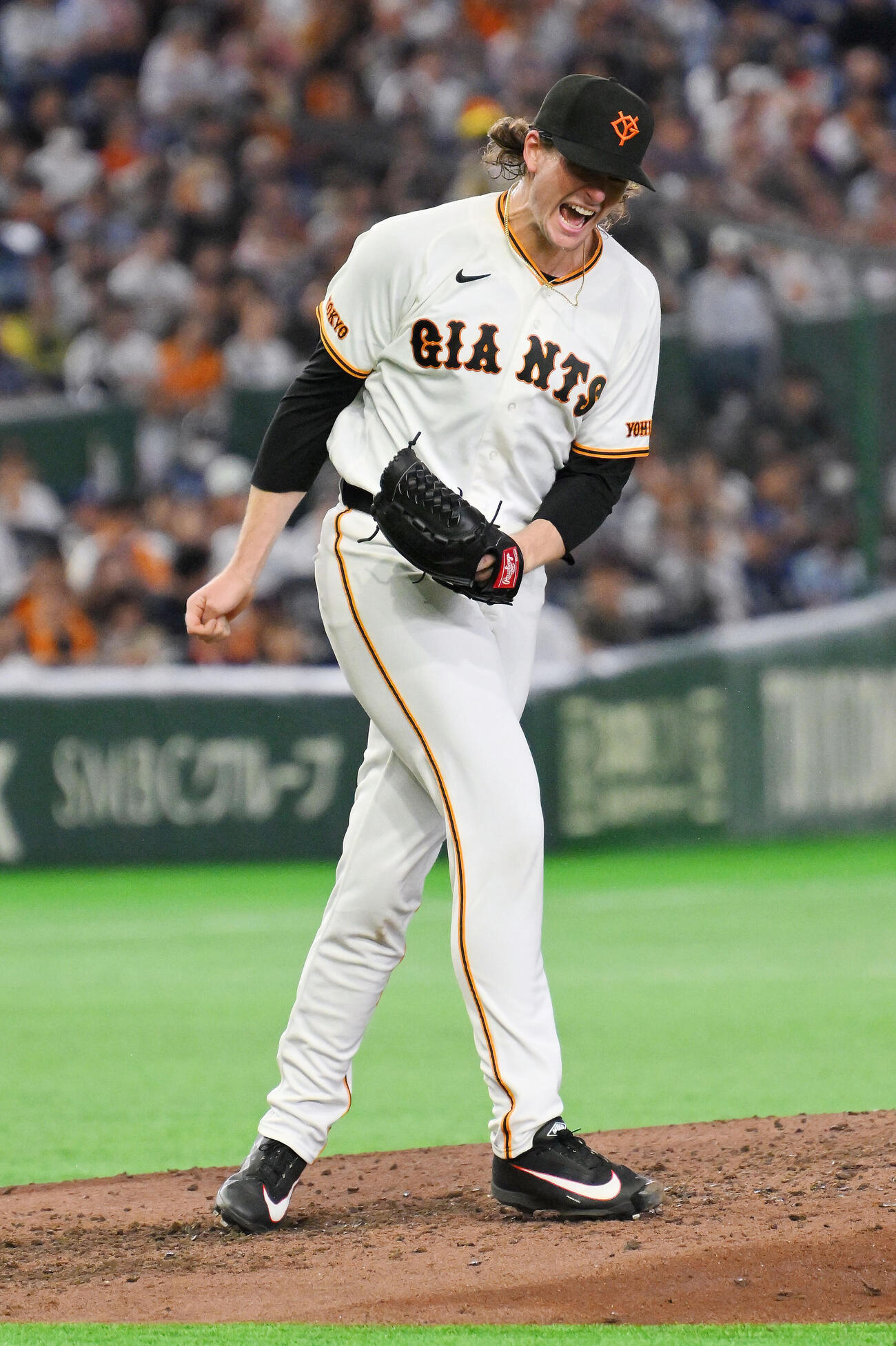 巨人対中日　7回表中日2死、細川成也を空振り三振に仕留め雄たけびを上げるフォレスト・ウィットリー（撮影・滝沢徹郎）