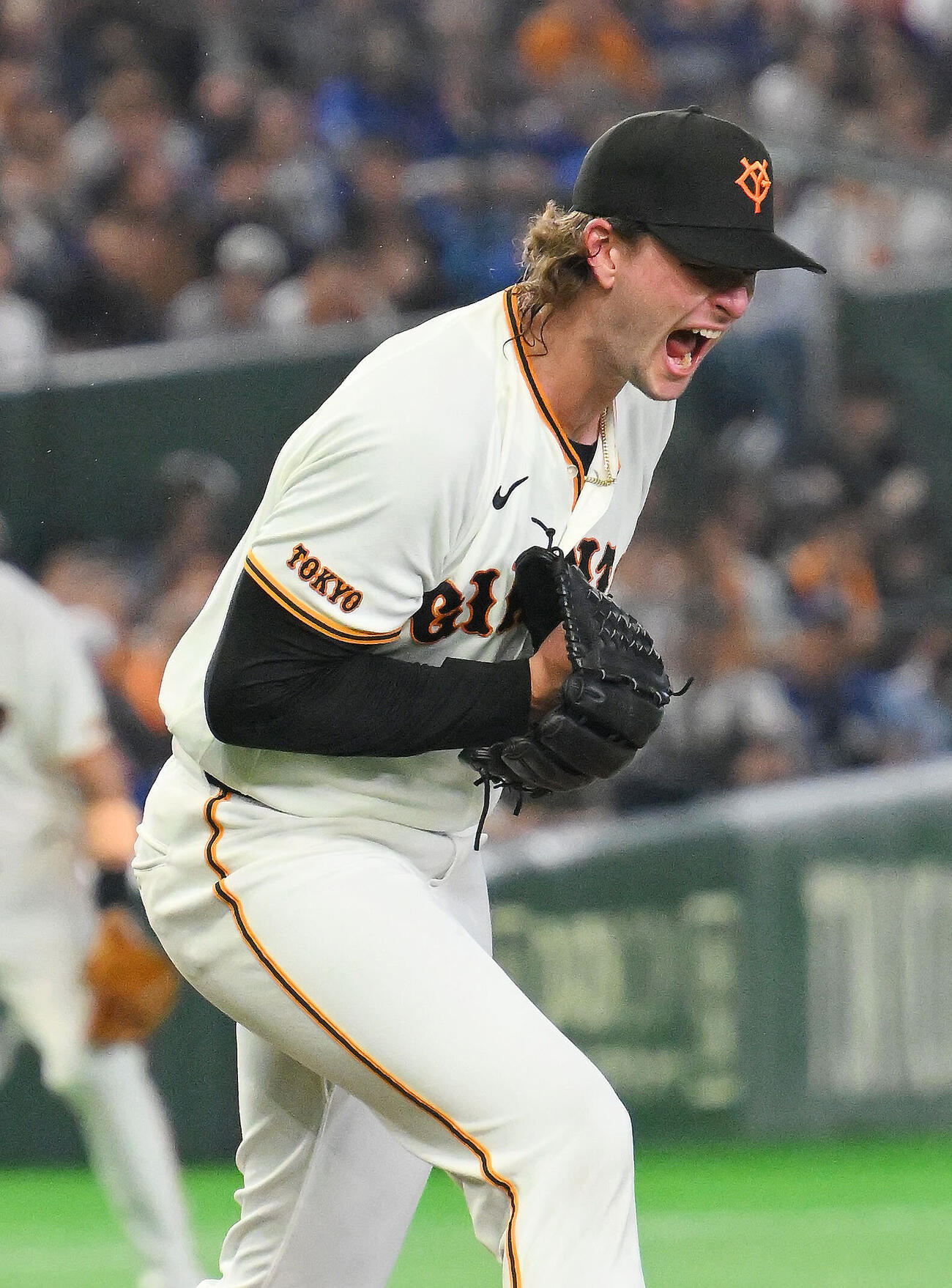 巨人対中日　4回表中日2死二塁、細川成也を空振り三振に仕留め雄たけびを上げるフォレスト・ウィットリー（撮影・滝沢徹郎）