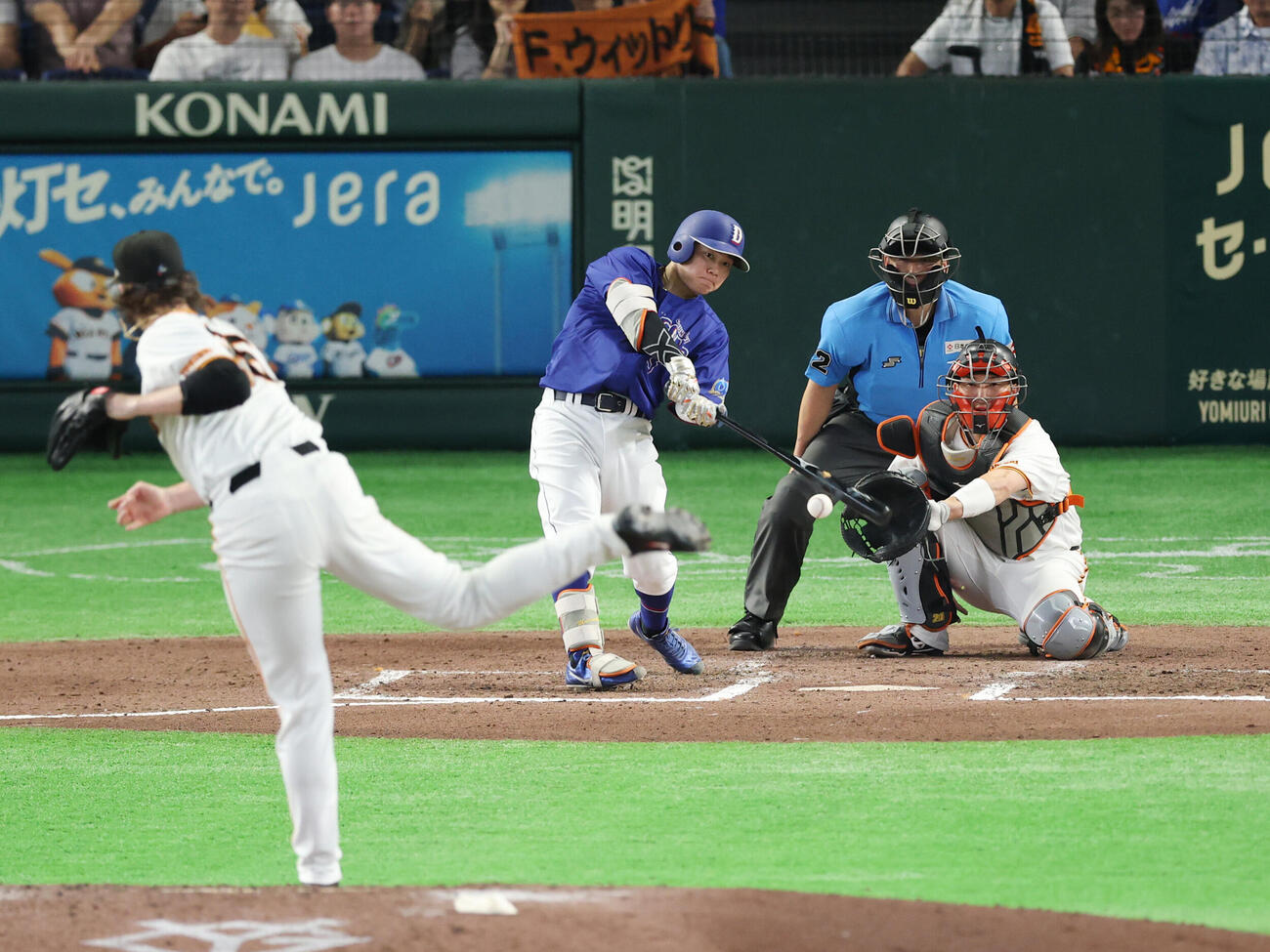 巨人対中日　8回表中日2死、安打を放つ村松開人。投手はフォレスト・ウィットリー（撮影・増田悦実）