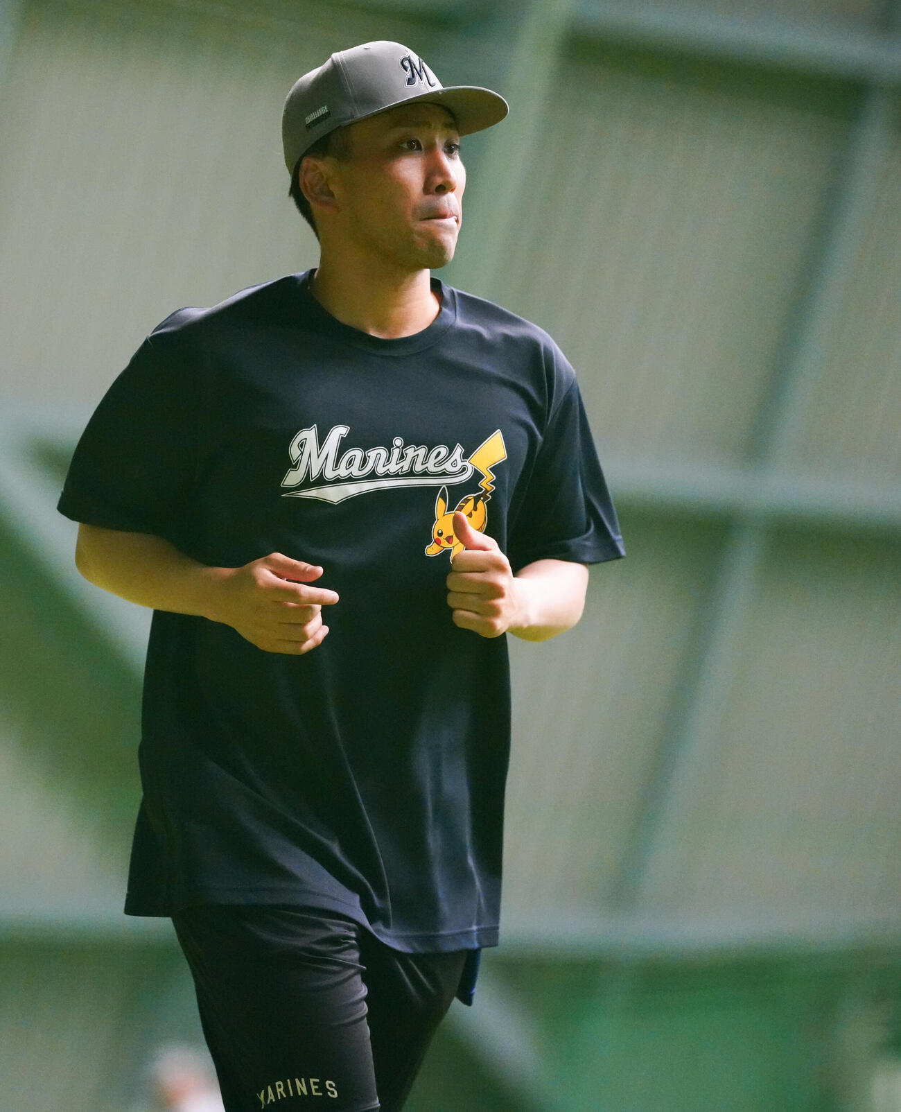 室内練習場で汗を流すロッテ小島和哉（撮影・鈴木みどり）