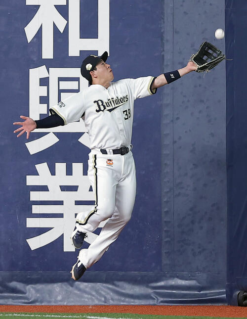動画】オリックス来田涼斗がファインプレー 壁に激突してもボール