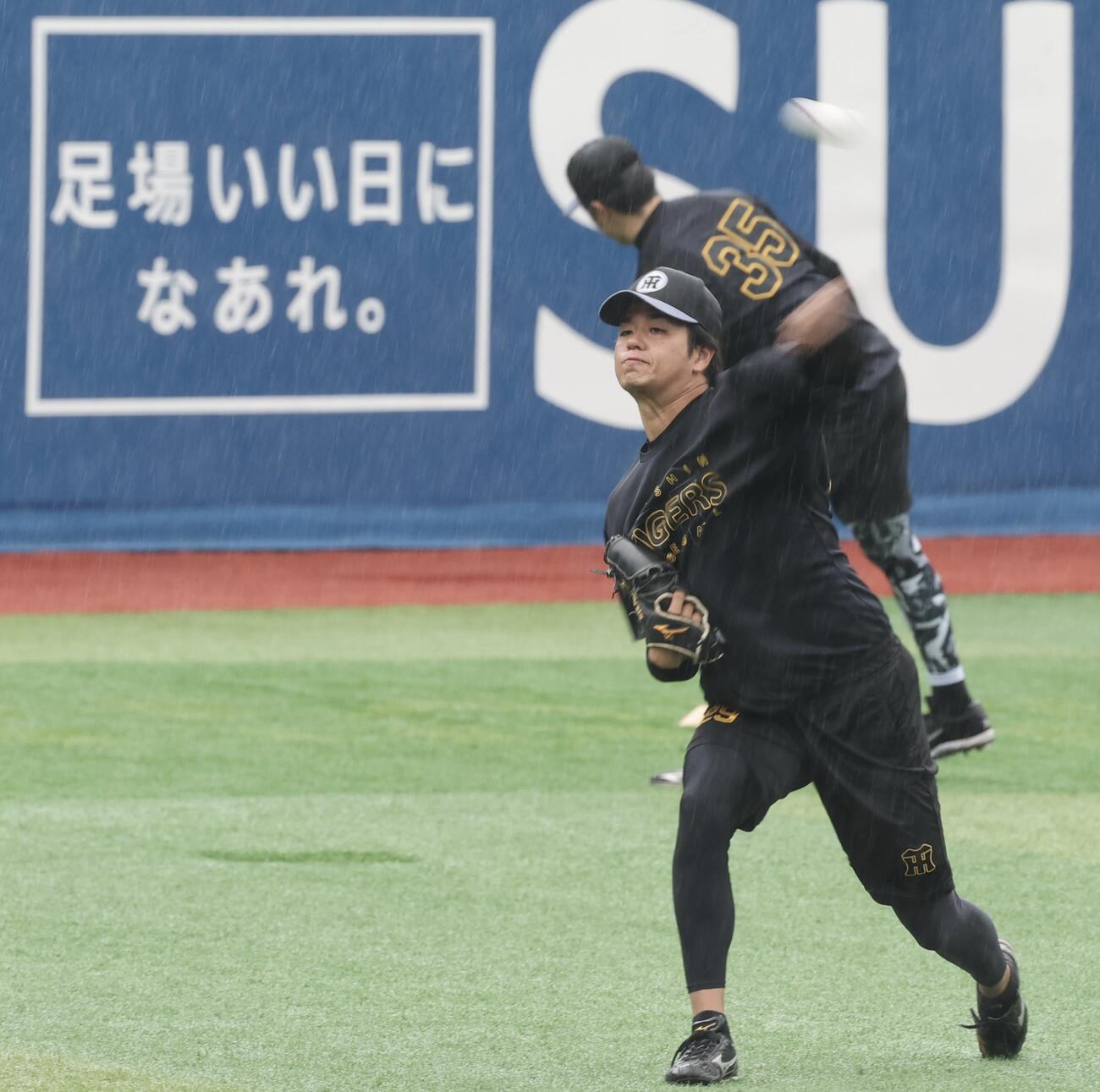 DeNA対阪神　雨が強まる中、キャッチボールする阪神高橋遥人(撮影・浅見桂子)
