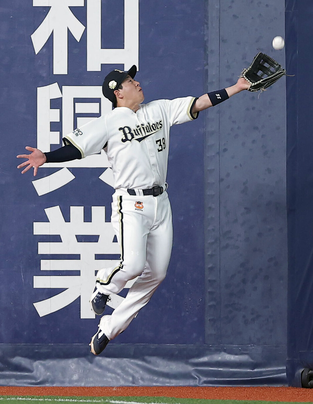 オリックス対西武　4回表西武無死、平沢大河の右邪飛を好捕する来田涼斗（撮影・前田充）
