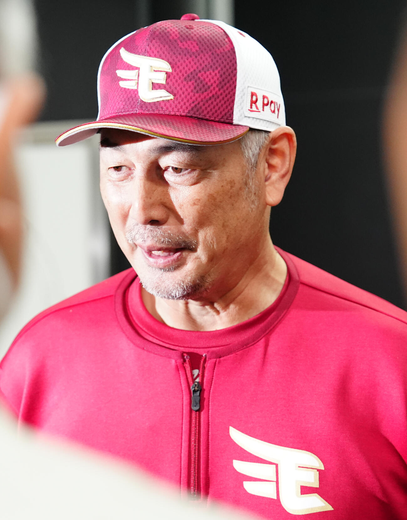 雨天中止となり、囲み取材を受ける楽天吉井理人監督（撮影・鈴木みどり）