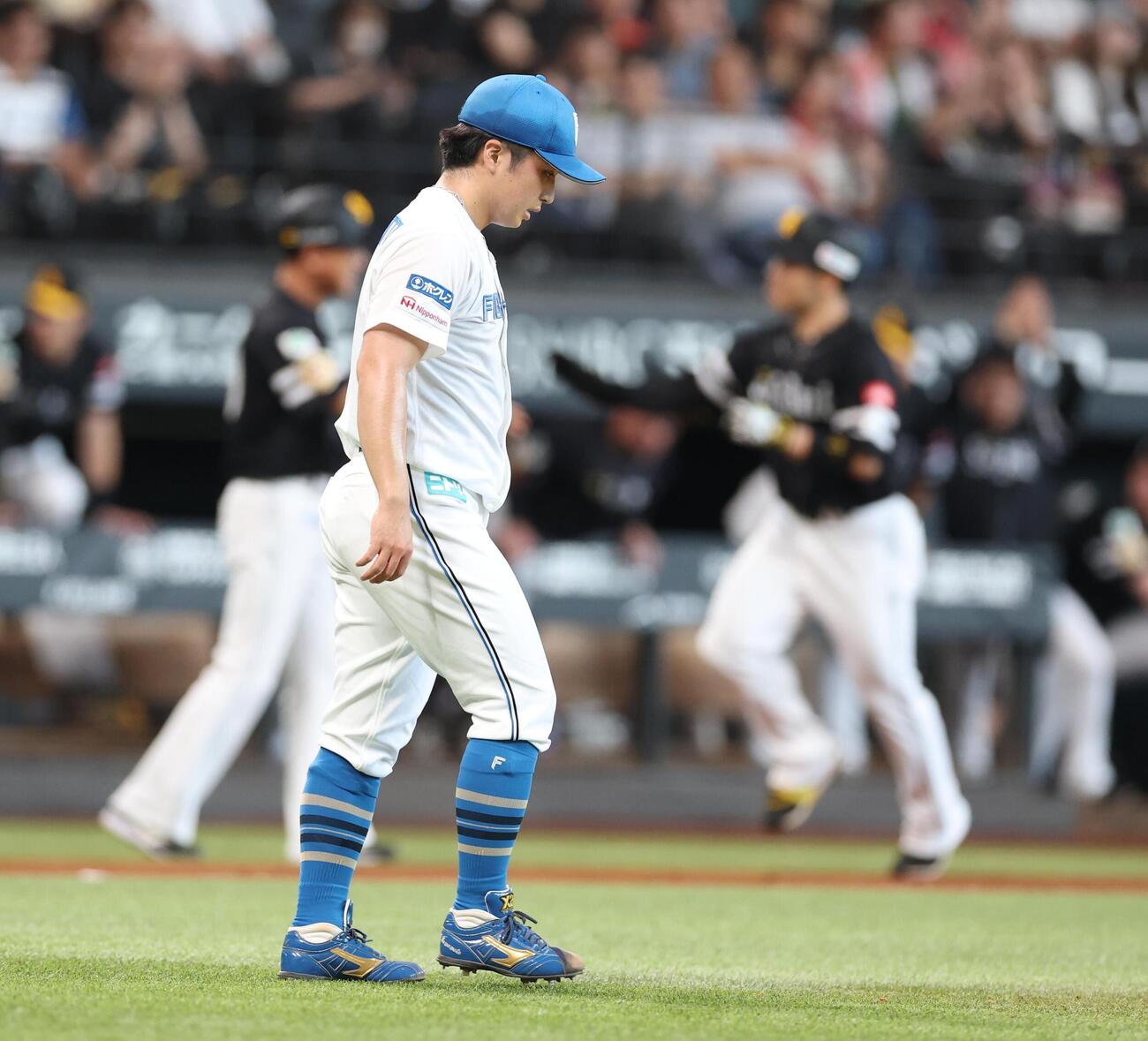 日本ハム対ソフトバンク　6回表ソフトバンク2死二、三塁、近藤健介に3点本塁打を浴びる山本拓実（撮影・黒川智章）