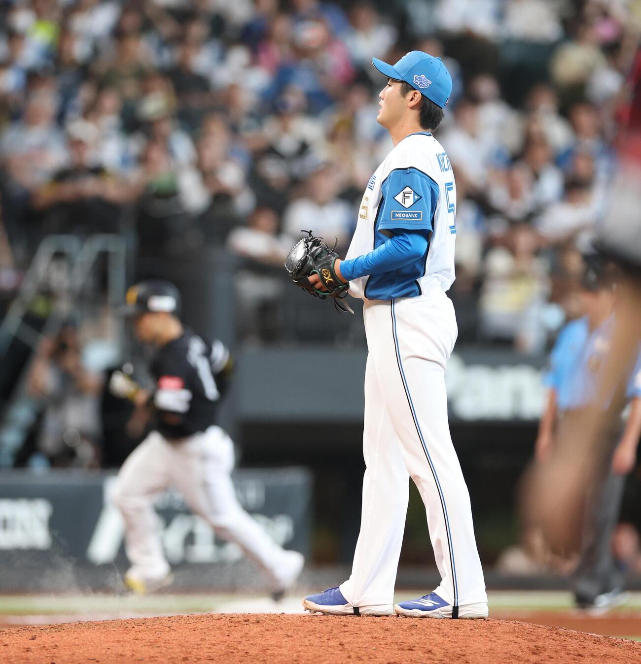 日本ハム対ソフトバンク　5回表、近藤健介に3点本塁打を浴びる菊地大稀（撮影・黒川智章）
