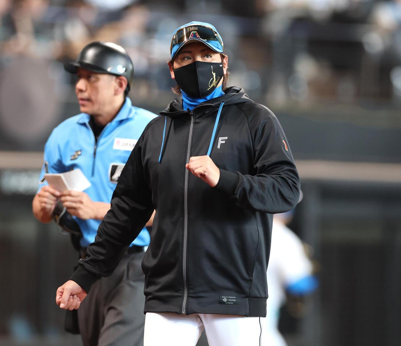 日本ハム対ソフトバンク　投手交代を告げる新庄剛志監督（撮影・黒川智章）