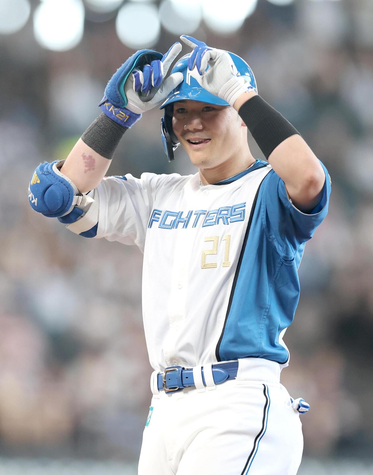 日本ハム対ソフトバンク　5回裏日本ハム1死一、二塁、適時打を放ちポーズをとる清宮幸太郎（撮影・黒川智章）