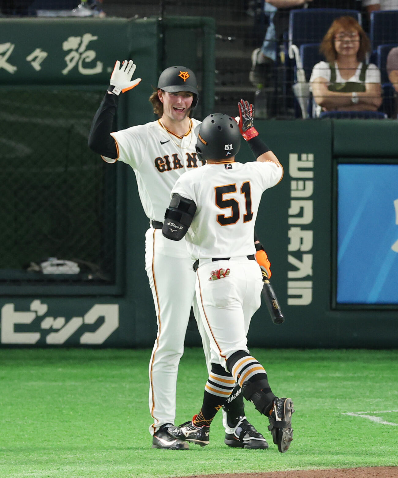 巨人対中日　3回裏巨人無死、先制本塁打を放った浅野翔吾（右）とタッチを交わすフォレスト・ウィットリー（撮影・増田悦実）