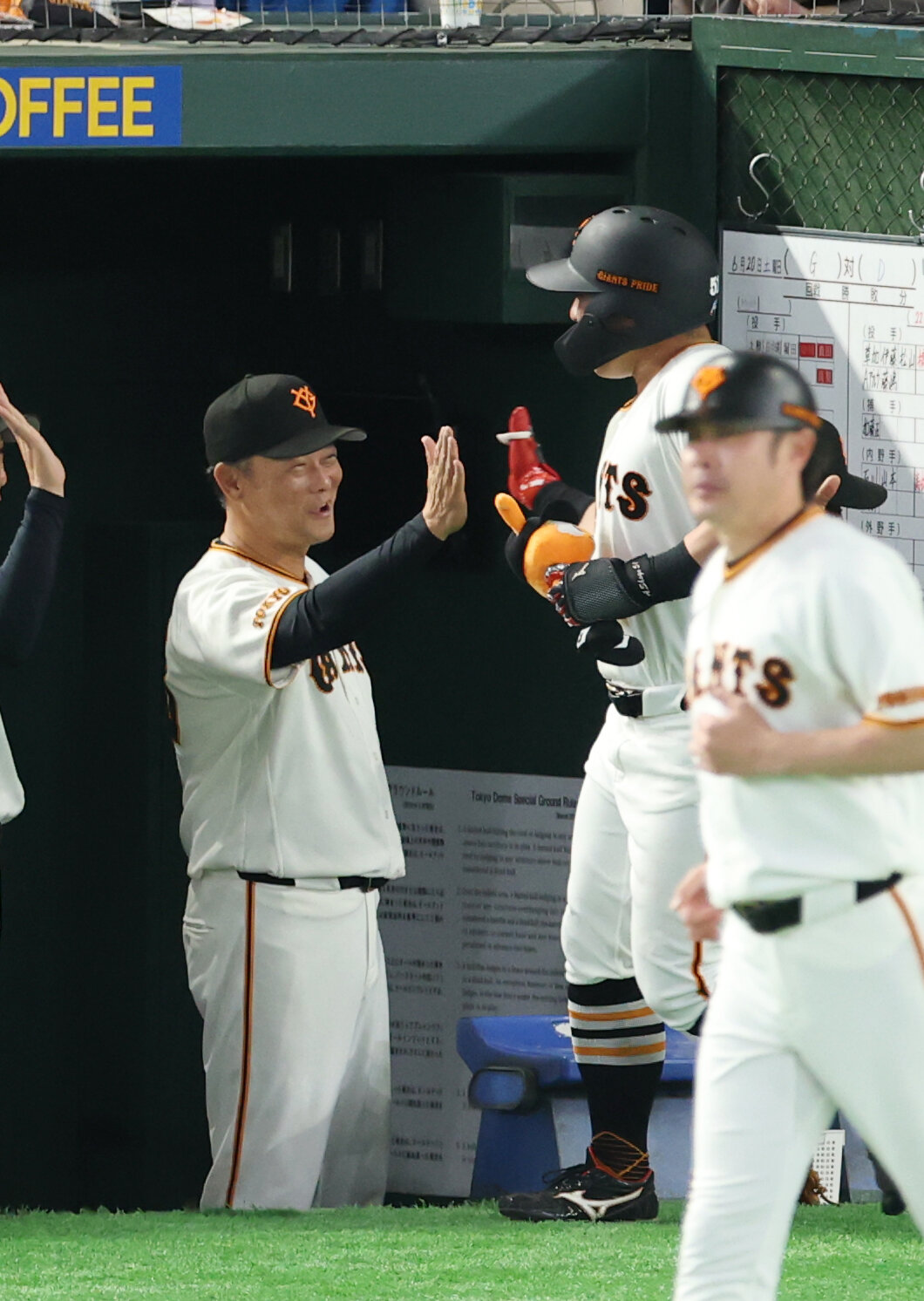巨人対中日　3回裏巨人無死、先制本塁打を放ち橋上秀樹監督代行（左）とタッチを交わす浅野翔吾（撮影・増田悦実）