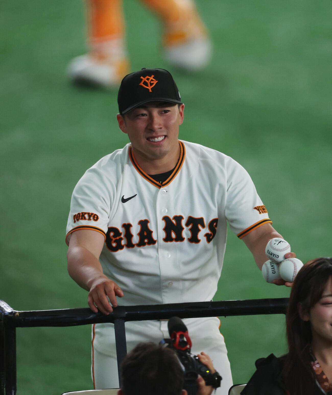 巨人対中日　ヒーローカーに乗り場内一周する巨人浅野翔吾（撮影・増田悦実）