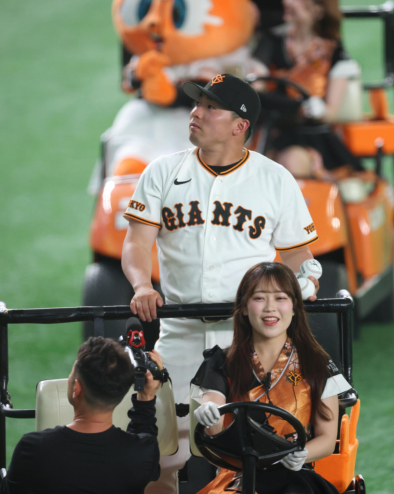 巨人対中日　ヒーローカーに乗り場内一周する巨人浅野翔吾（撮影・増田悦実）