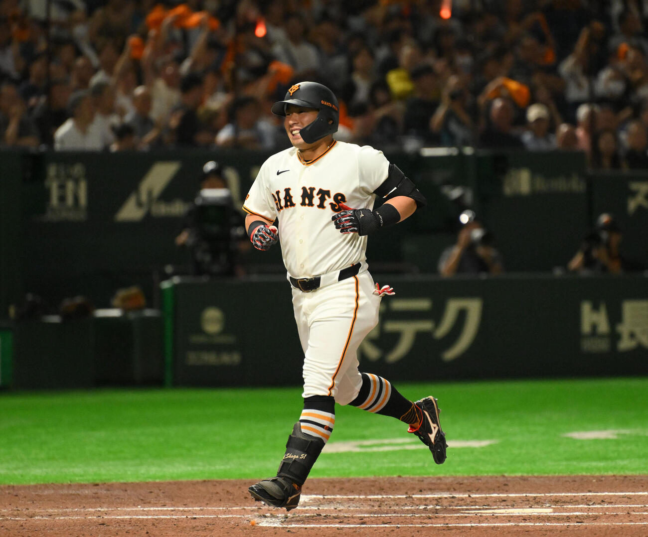 巨人対中日　3回裏巨人無死、浅野翔吾は左越え先制ソロ本塁打を放ち生還する（撮影・滝沢徹郎）