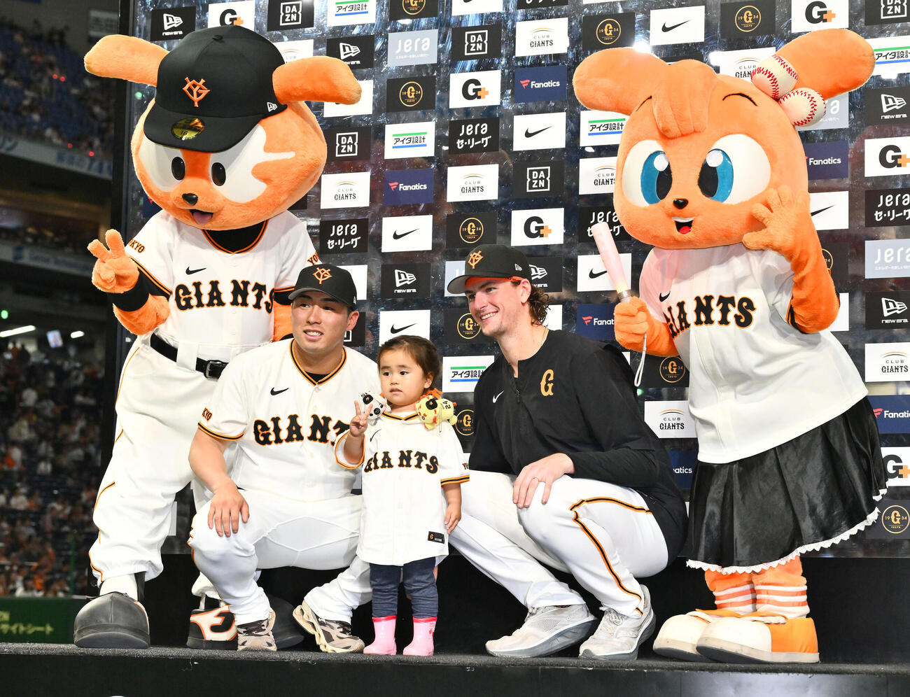 巨人対中日　ヒーローインタビューで子どもと記念撮影する巨人浅野翔吾（左）とフォレスト・ウィットリー（撮影・滝沢徹郎）