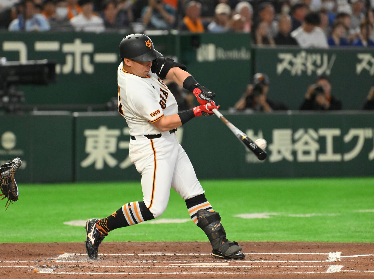 巨人対中日　3回裏巨人無死、浅野翔吾は左越えに先制本塁打を放つ（撮影・滝沢徹郎）