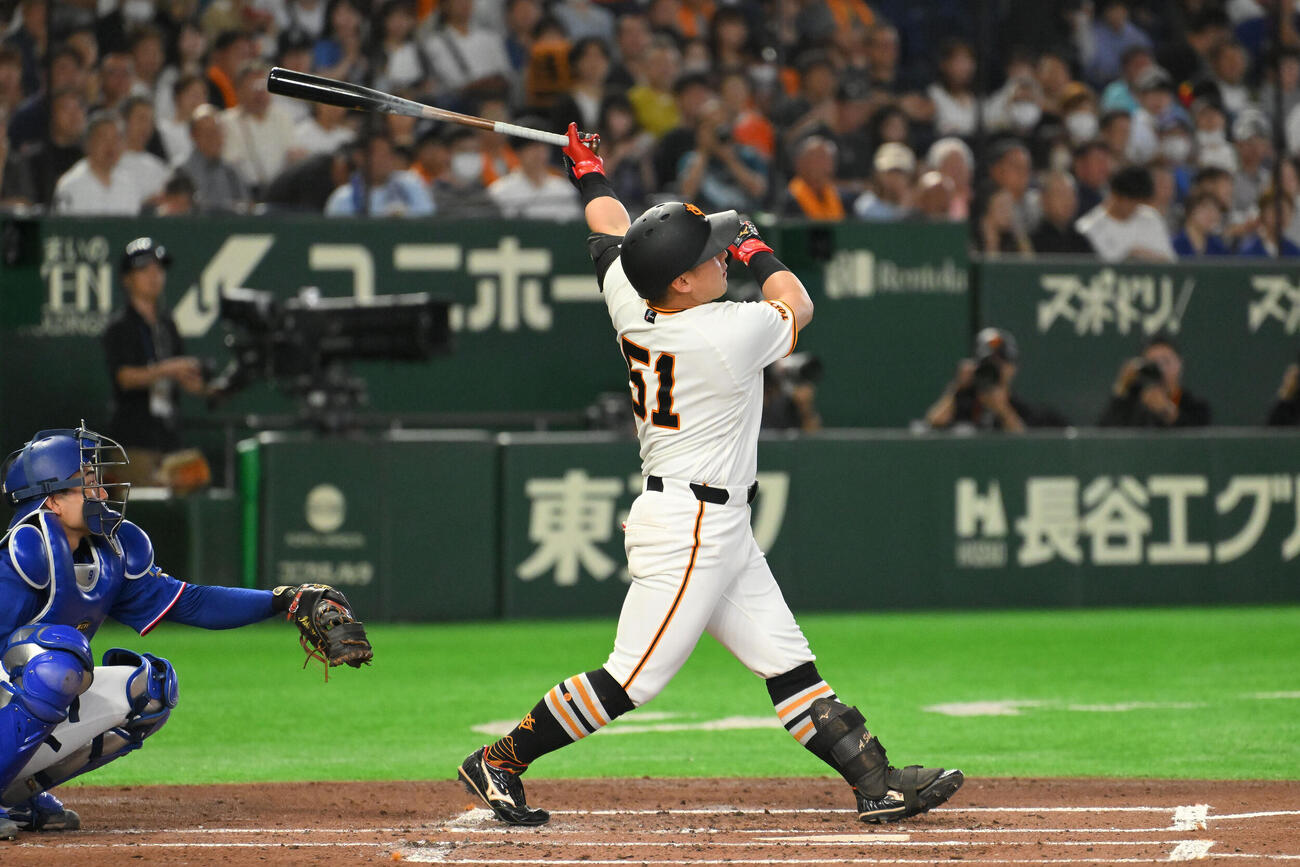 巨人対中日　3回裏巨人無死、浅野翔吾は左越えに先制本塁打を放つ（撮影・滝沢徹郎）