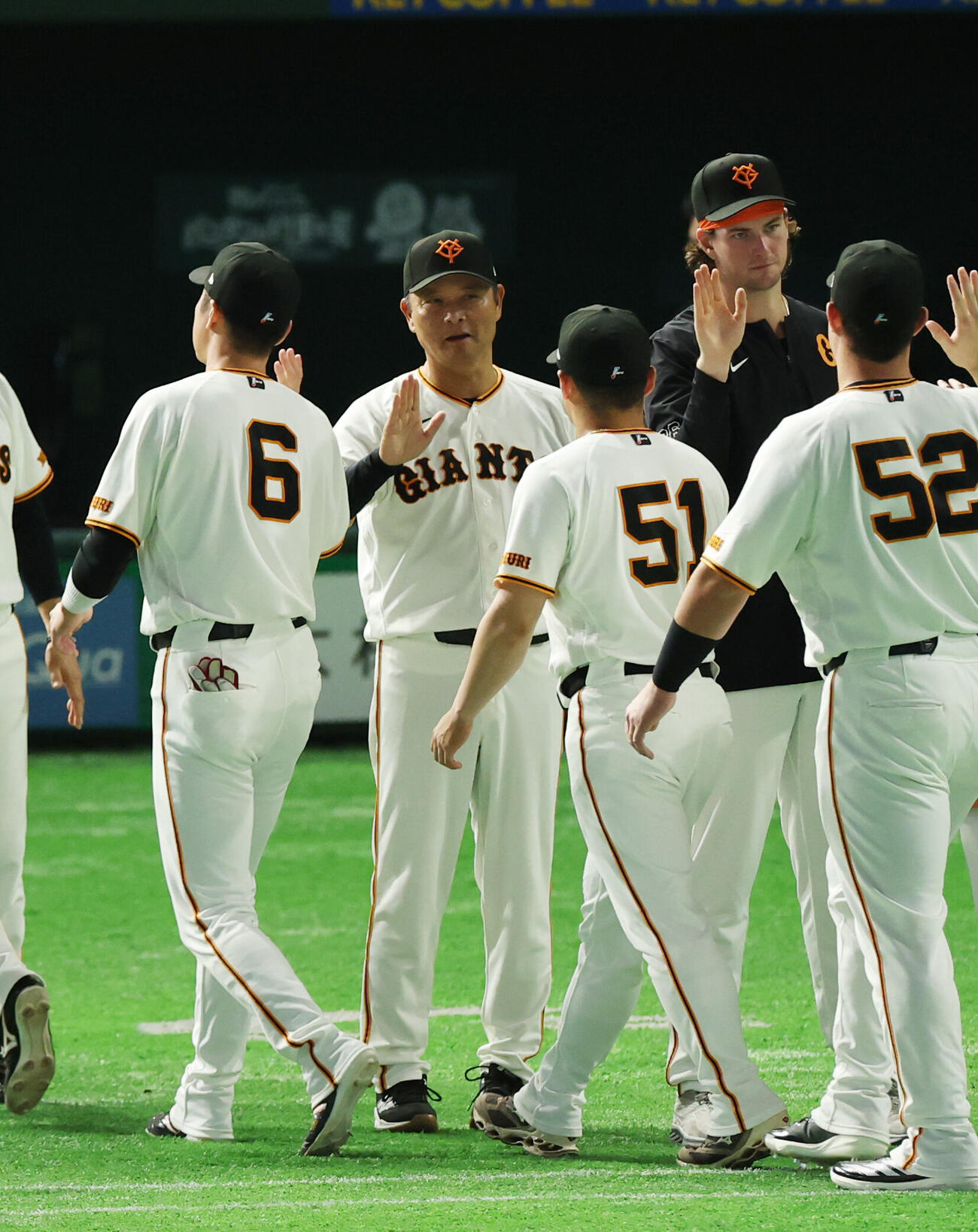 巨人対中日　勝利しナインとタッチを交わす橋上秀樹監督代行（撮影・増田悦実）