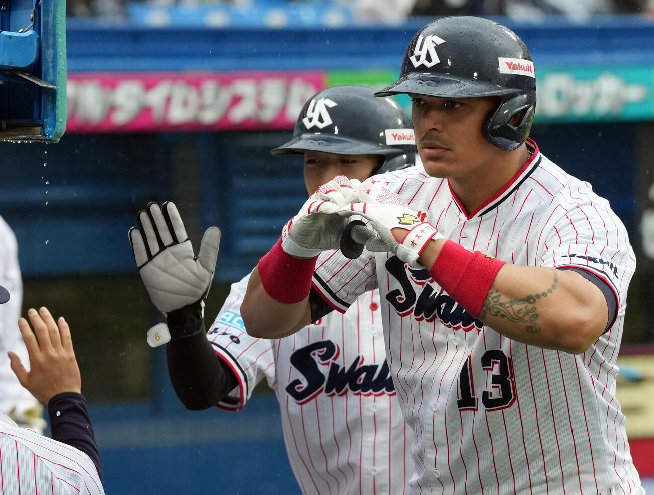 ヤクルト対広島　4回裏ヤクルト無死二塁、2点本塁打を放ちポーズを決めるホセ・オスナ（撮影・たえ見朱実）