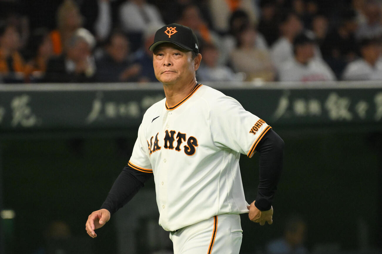 巨人対中日　交代を伝える巨人橋上秀樹監督代行（撮影・滝沢徹郎）