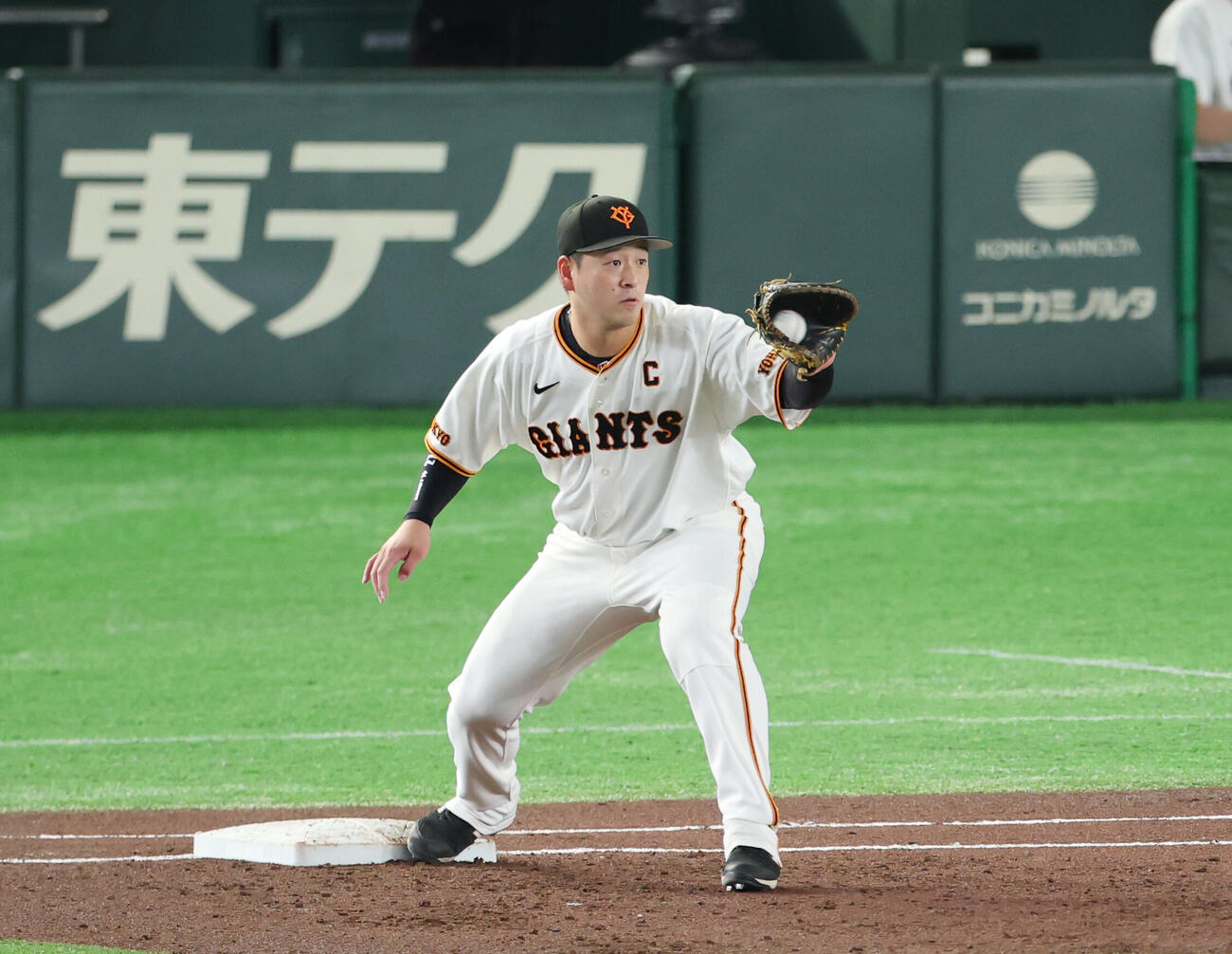 巨人対中日　3回表中日2死、泉口友汰からの打球を捕る岸田行倫（撮影・増田悦実）