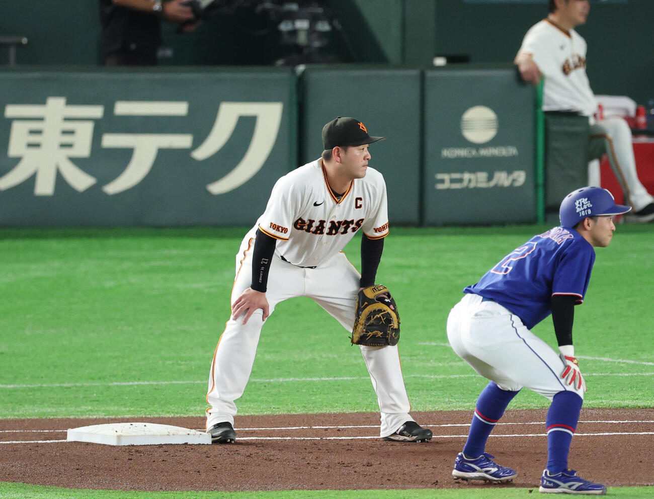 巨人対中日　一塁を守る巨人岸田行倫（撮影・増田悦実）