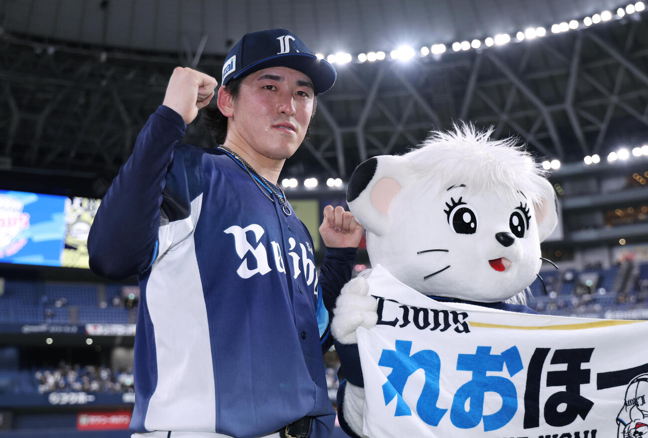 オリックス対西武　完封勝利を挙げ、ガッツポーズで写真に納まる西武隅田知一郎（撮影・前田充）