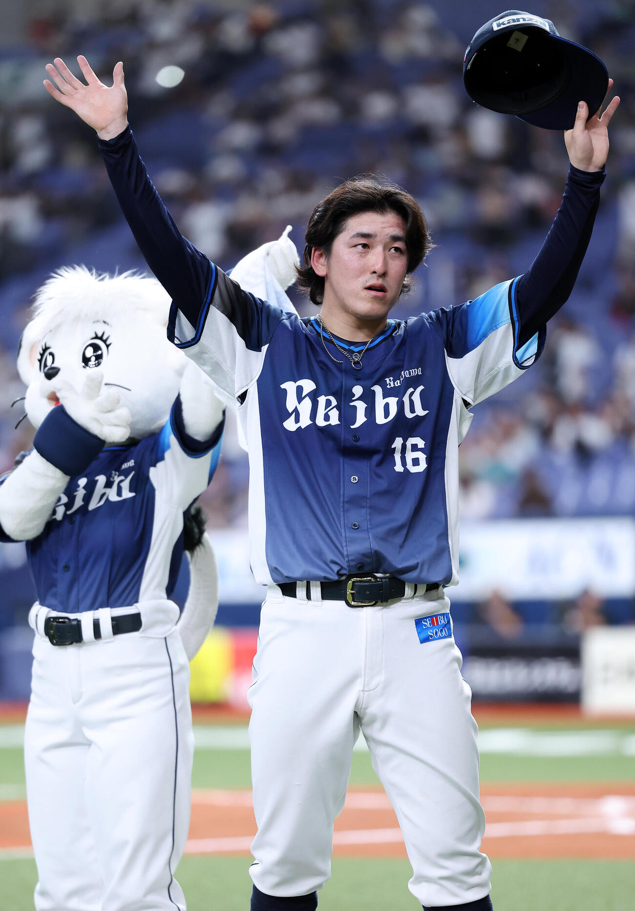 オリックス対西武　完封勝利を挙げ、ファンの声援に応える西武隅田知一郎（撮影・前田充）