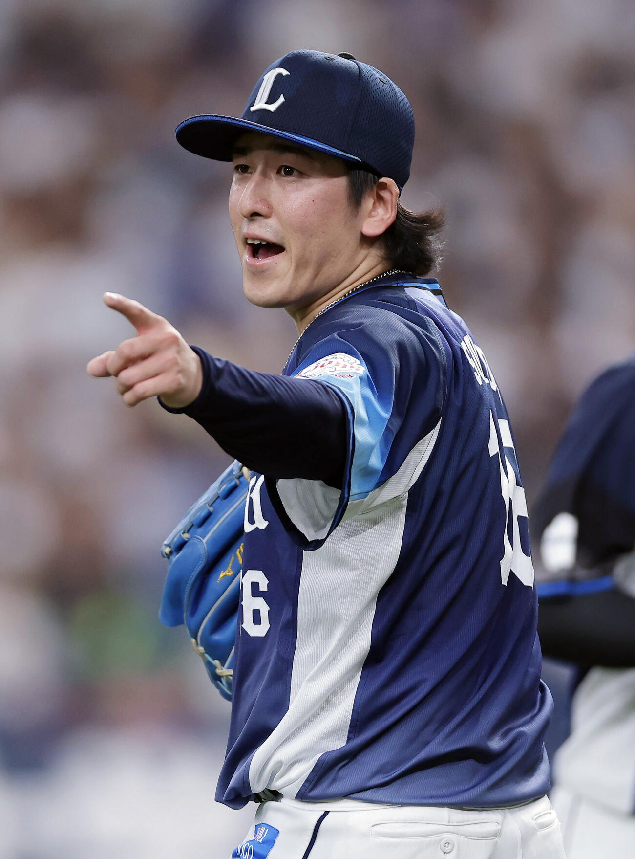 オリックス対西武　7回裏、オリックスファンのペンライトが光る中、投球に備える西武隅田知一郎（撮影・前田充）