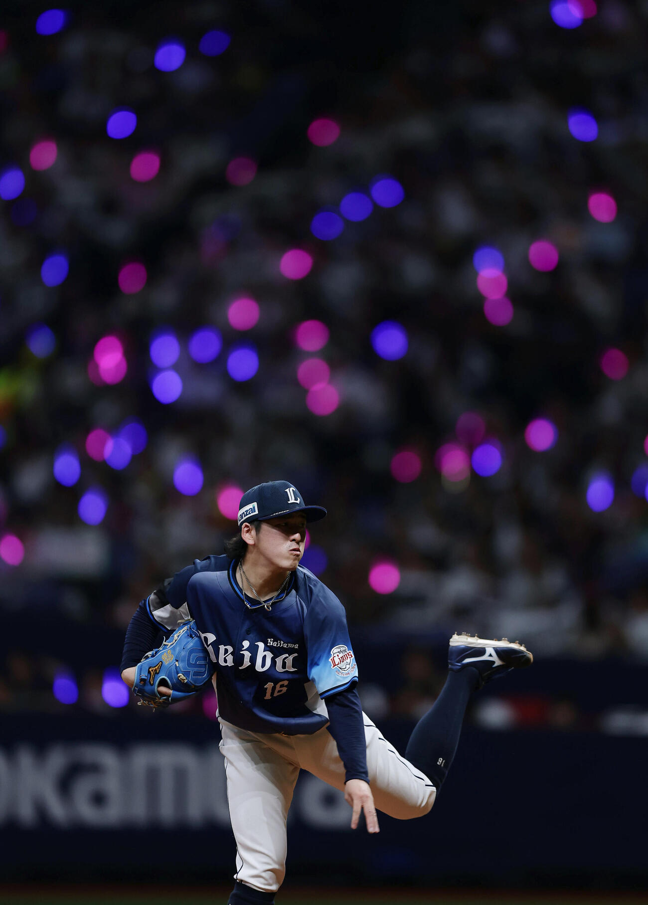 オリックス対西武　完封勝利の西武隅田知一郎（右）は小島大河捕手とタッチ（撮影・西尾就之）