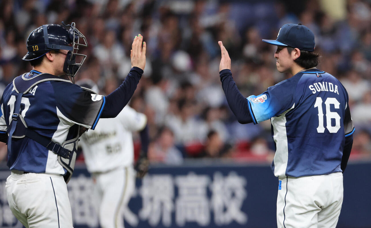 オリックス対西武　完封勝利の西武隅田知一郎（中）はナインとタッチ（撮影・西尾就之）