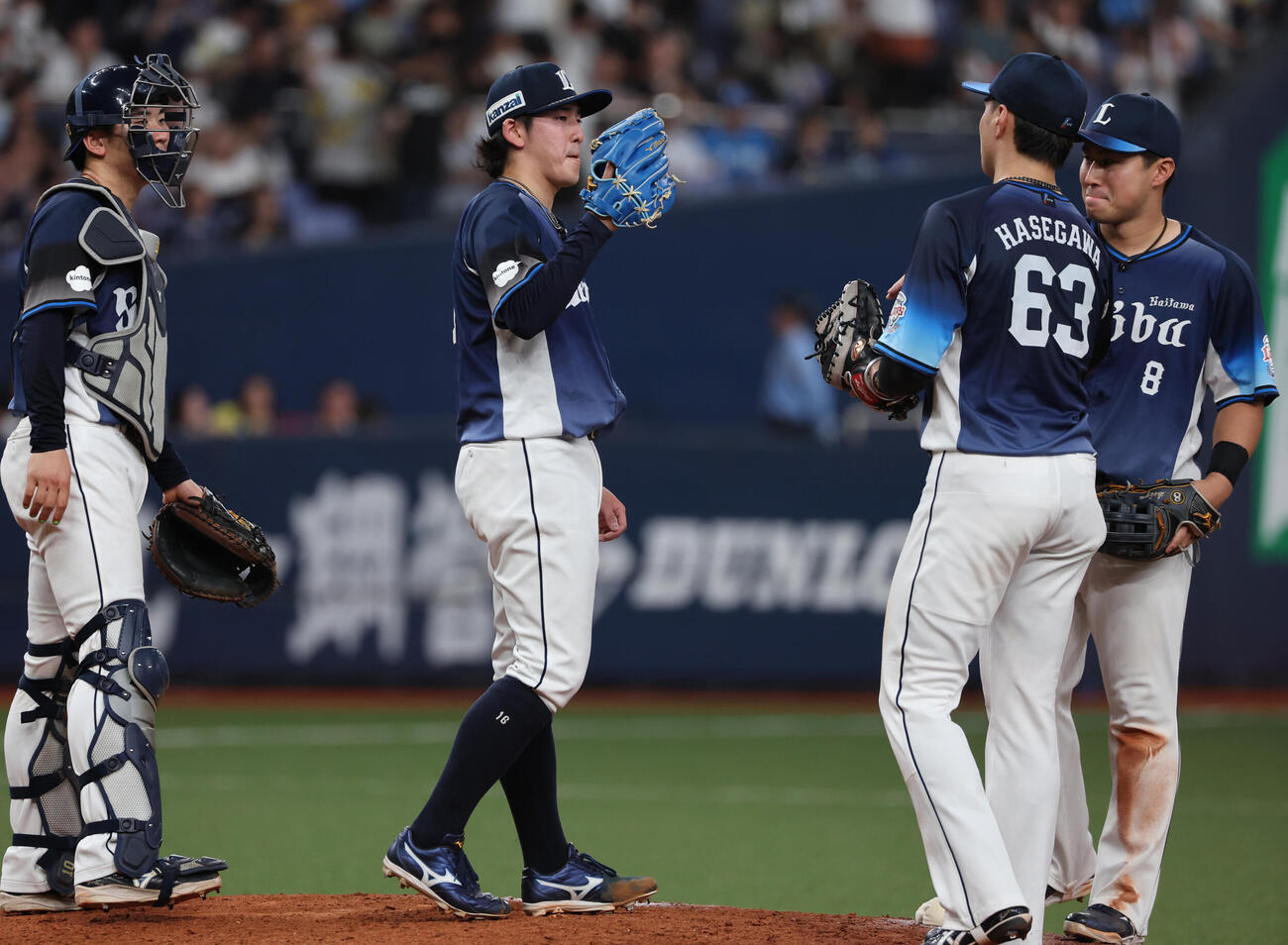 オリックス対西武　8回裏のオリックス打線を抑え、小島大河（左）とタッチを交わす西武隅田知一郎（撮影・前田充）