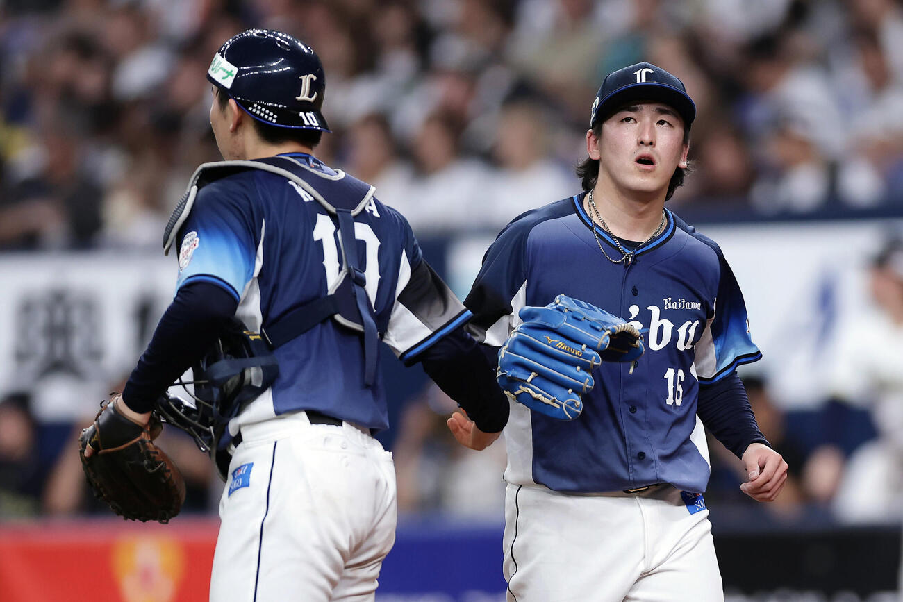 オリックス対西武　9回裏オリックス2死二塁、太田椋を二ゴロに打ち取り完封勝利を挙げ、グラブをたたく隅田知一郎（撮影・前田充）