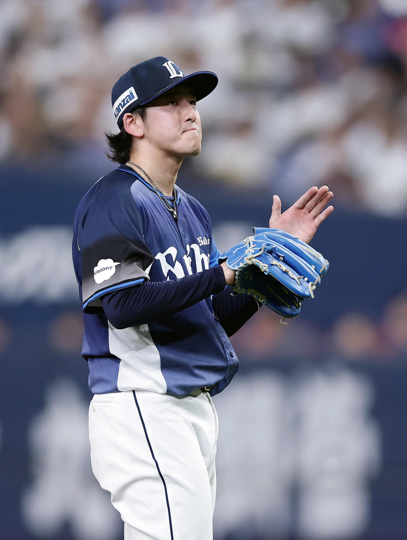 オリックス対西武　9回裏オリックス2死二塁、太田椋を二ゴロに打ち取り完封勝利を挙げ、小島大河（右）とタッチを交わす隅田知一郎（撮影・前田充）