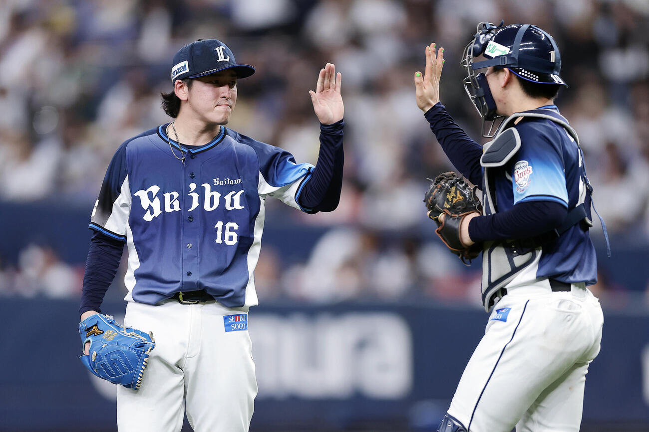 オリックス対西武　完封勝利を挙げ、ファンの声援に応える西武隅田知一郎（撮影・前田充）