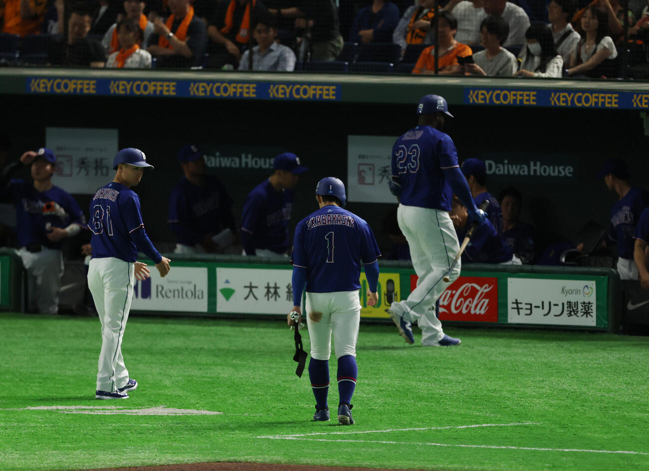 巨人対中日　巨人に敗れがっくりと引き揚げる中日ナイン（撮影・増田悦実）