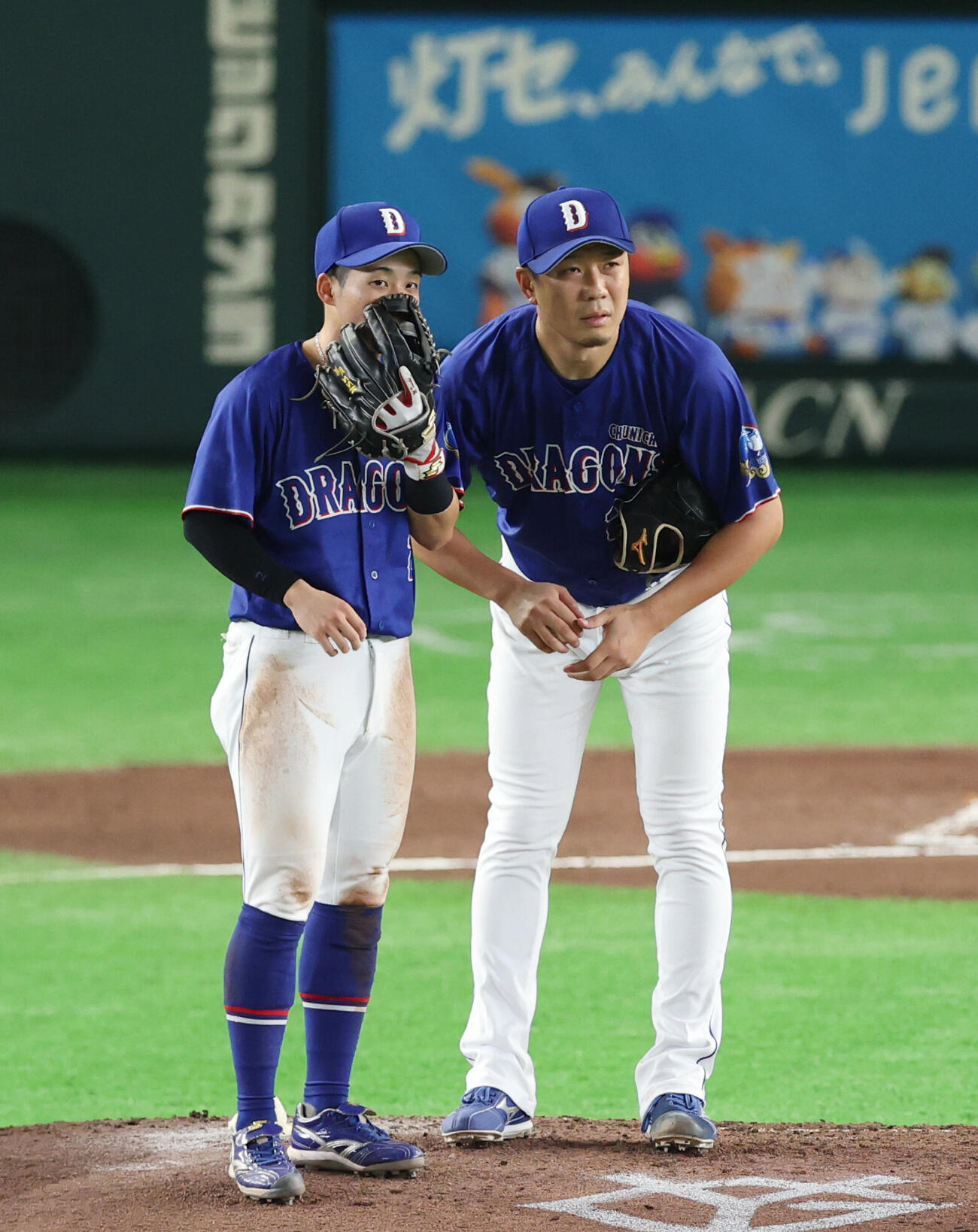 巨人対中日　6回裏巨人無死二塁、走者を抱え話をする田中幹也（左）と大野雄大（撮影・増田悦実）