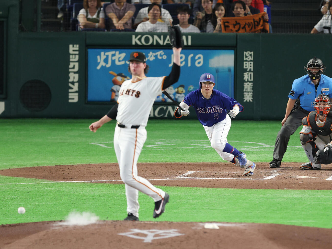 巨人対中日　8回表中日2死、安打を放つ村松開人。投手はフォレスト・ウィットリー（撮影・増田悦実）