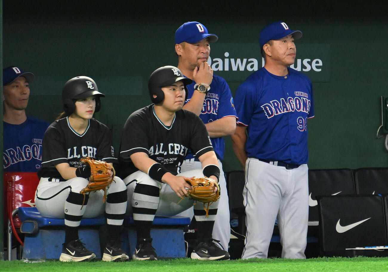 巨人対中日　9回表、戦況を見守る中日井上一樹監督（右）（撮影・滝沢徹郎）