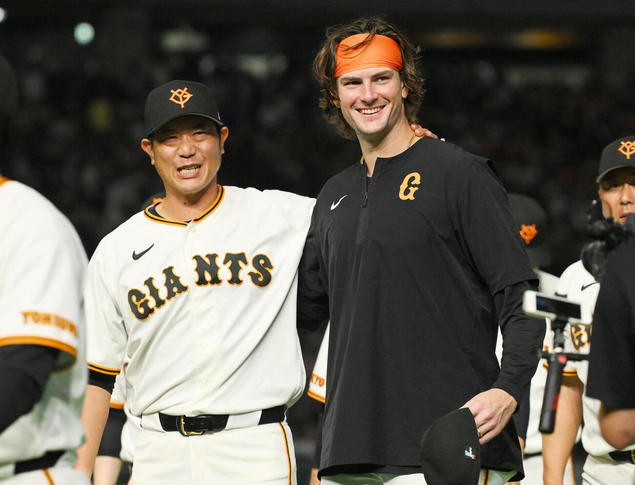 巨人対中日　試合後、巨人内海哲也投手コーチ（左）はフォレスト・ウィットリーをねぎらう（撮影・滝沢徹郎）