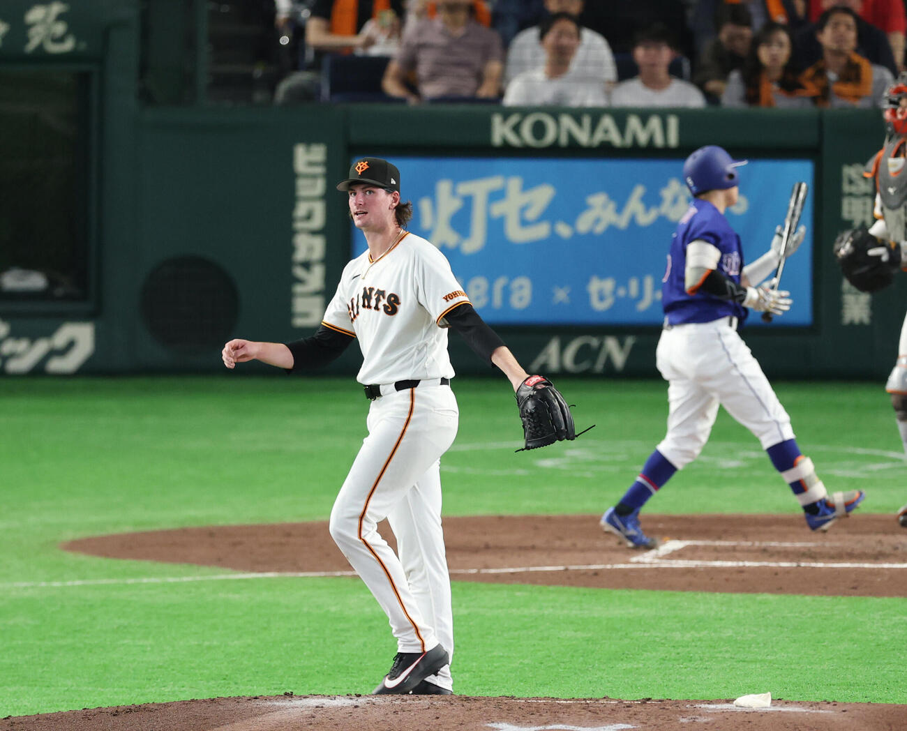 巨人対中日　5回表中日2死、村松開人を三振に仕留めるフォレスト・ウィットリー（撮影・増田悦実）