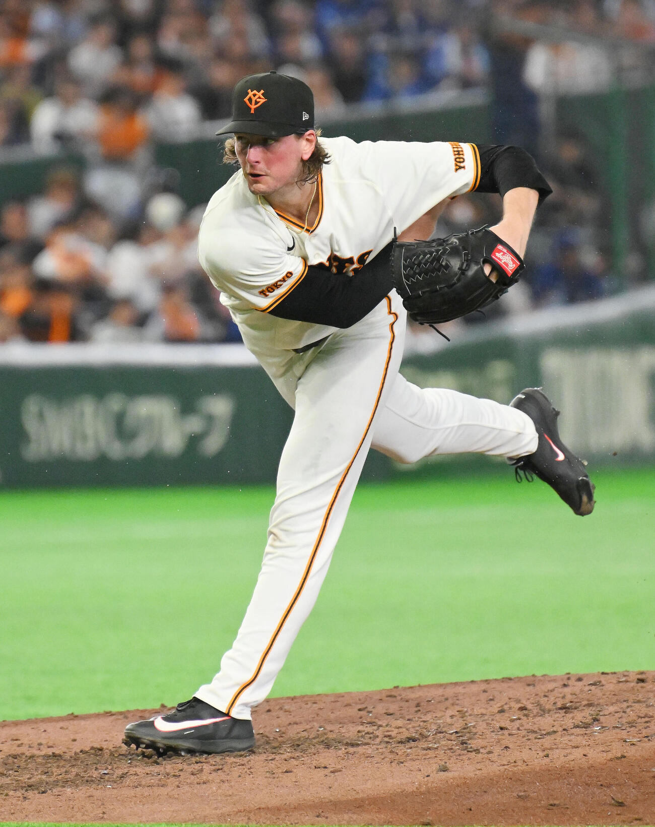 巨人対中日　力投する巨人先発のフォレスト・ウィットリー（撮影・滝沢徹郎）